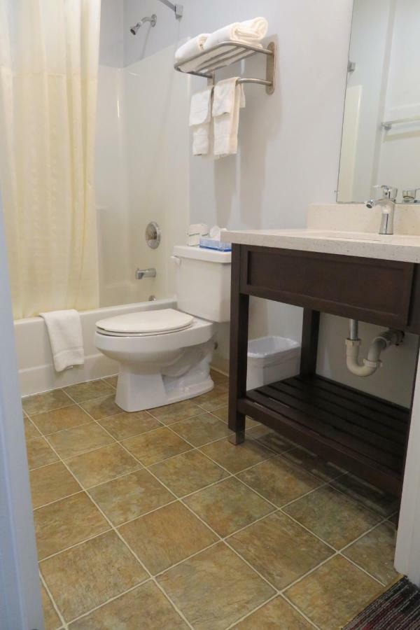 מריוויל Luxbury Inn & Suites מראה חיצוני תמונה